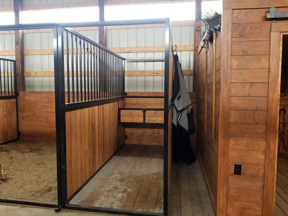 inside hore barn stall